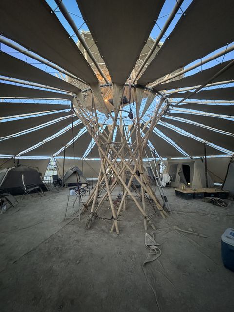The bamboo column at the centre and the spokes running out to the sky.