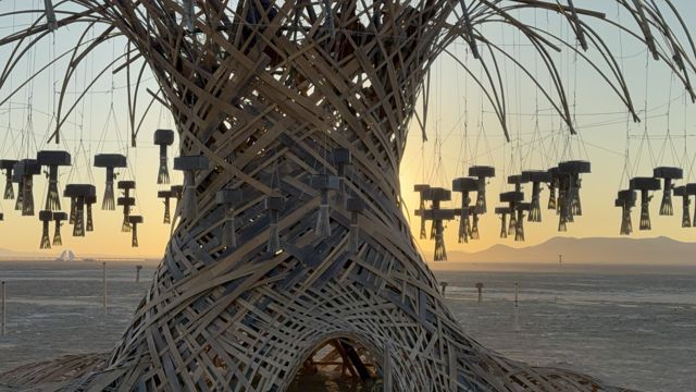 The weave up close at dawn, lanterns either side.